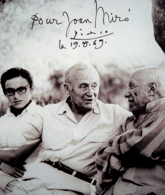 Black and white photo of Joan MIró talking with Pablo Picasso
